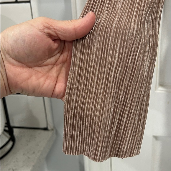 NWT ASOS DESIGN Curve Plisse Fallen Shoulder Maxi Dress With Ruching in Camel 20 - Picture 10 of 13